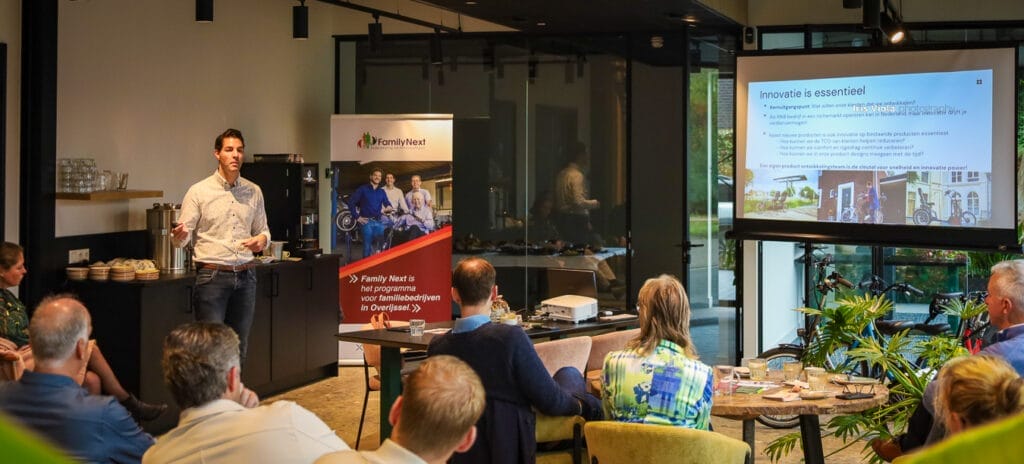 Foto van een bijeenkomst met een spreker aan het woord